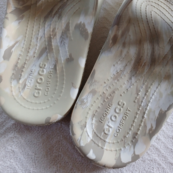 crocs ♡ marbled slides 8 neutral summer sandals - Picture 3 of 6